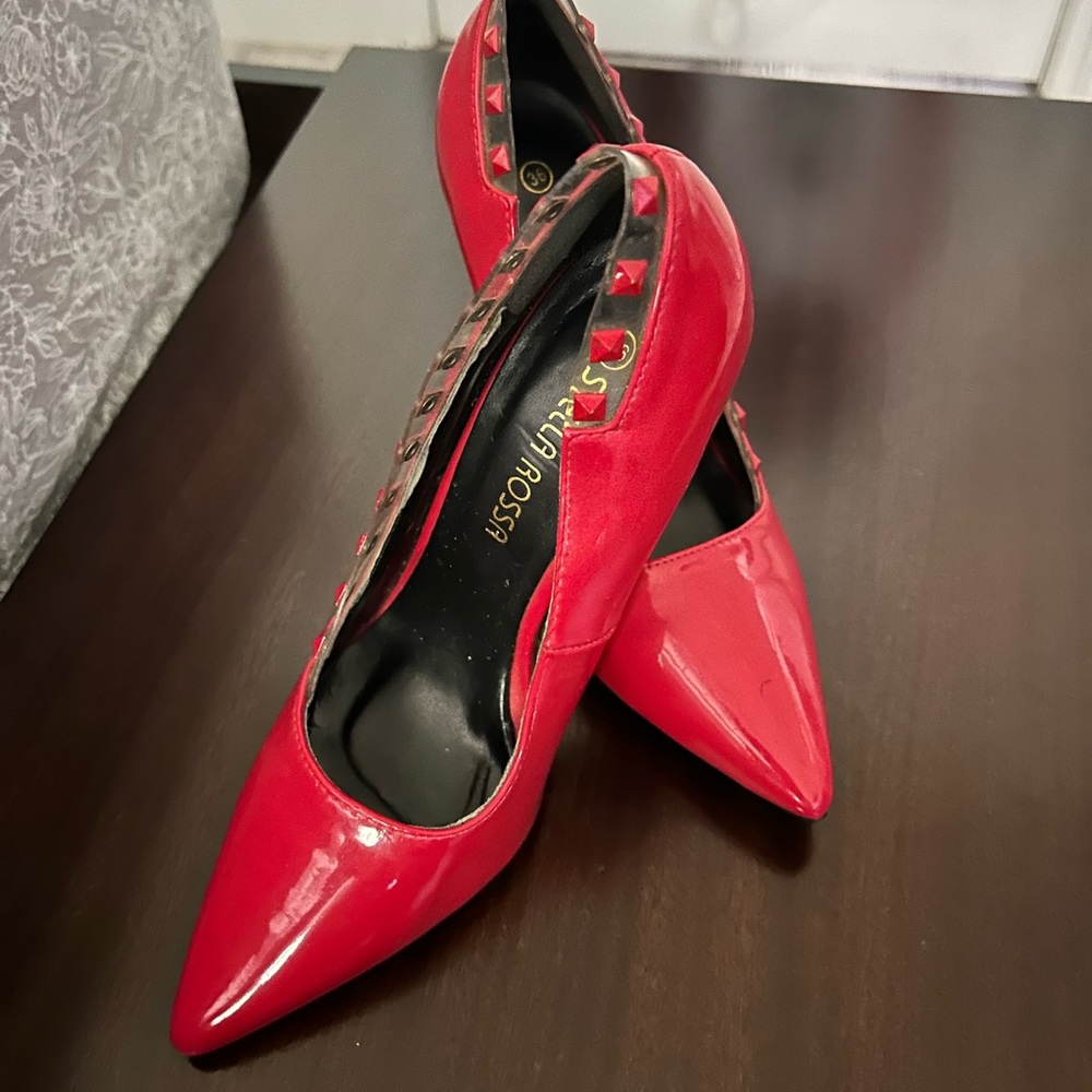 Zapatos puntifinos rojos. Nunca se han usado.